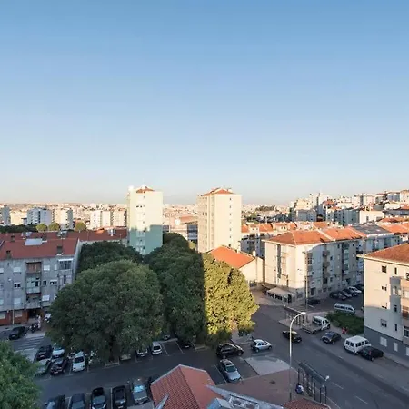 Apartamento Perto Do Metro بيت للعطل Lisboa